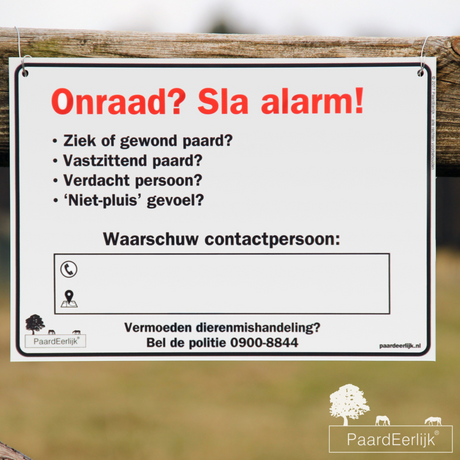 Informatiebord met telefoonnummer voor noodgevallen met jouw paard hangend aan de afrastering.