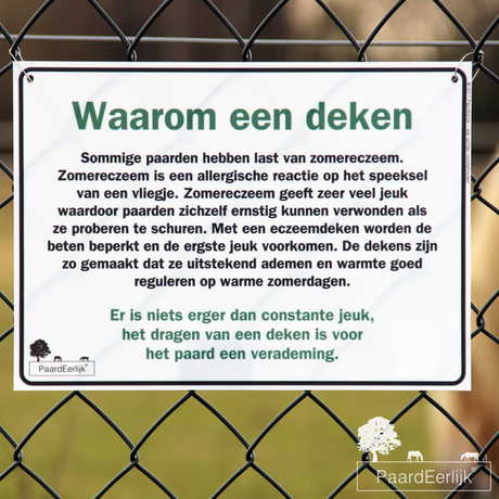 Informatiebord beschrijft waarom een paard een deken draagt, bevestigd aan weide afrastering.