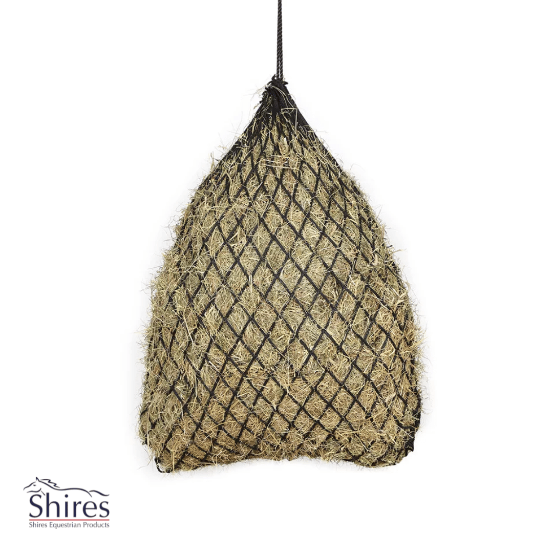 Shires slowfeeder hooinet in maas 5 cm. Ongeknoopt en extra sterk. Fijne grotere maas voor milder slowfeedeffect.