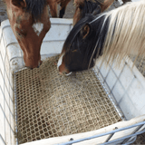 Gevulde hooibak met paardeerlijk slowfeederrek