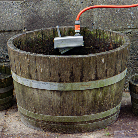 Waterbuddy vult automatisch de waterbak voor paarden als er uit gedronken is.